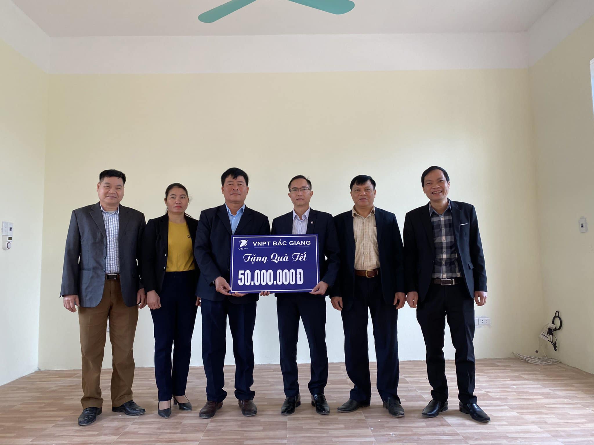 VNPT Bắc Giang trao tặng bà con hộ nghèo quà Tết 2021 VNPT Bắc Giang trao tặng bà con hộ nghèo quà Tết 2021